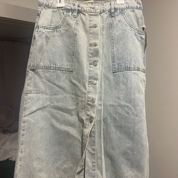 Light Wash Denim Midi Skirt Size 8 - with buttons and slit. NEW WITH TAGS - Picture 2 of 5